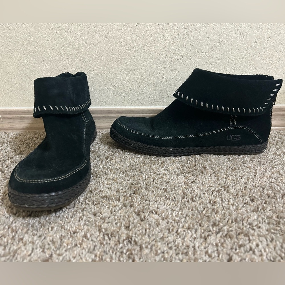 UGG Women's Suede Varney Moccasin Ankle Fashion Boot Braided Size 8.5 Black Zip